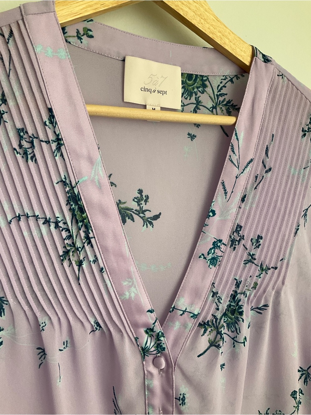 Cinq a Sept Jennings Medium Lilac Floral Pintuck Button Front V-Neck Blouse EUC - Picture 8 of 13
